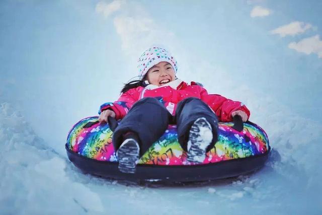 山东哪里有冰雪大世界，山东青州游客冰雪世界享清凉