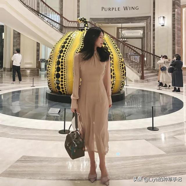 当下流行穿搭风格，打扮得简单干净大气