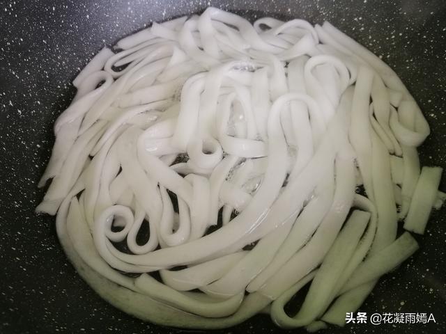 街边美食小吃宽粉做法，全靠料汁衬托