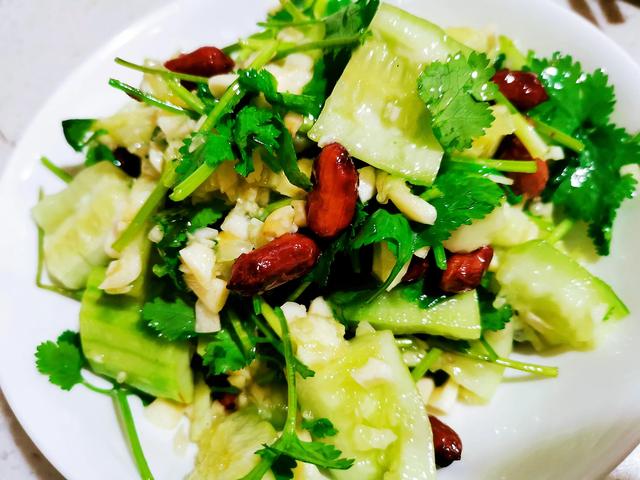 黄瓜拌煮花生米怎么拌好吃窍门，5分钟搞定咸香爽脆的拍黄瓜拌花生米