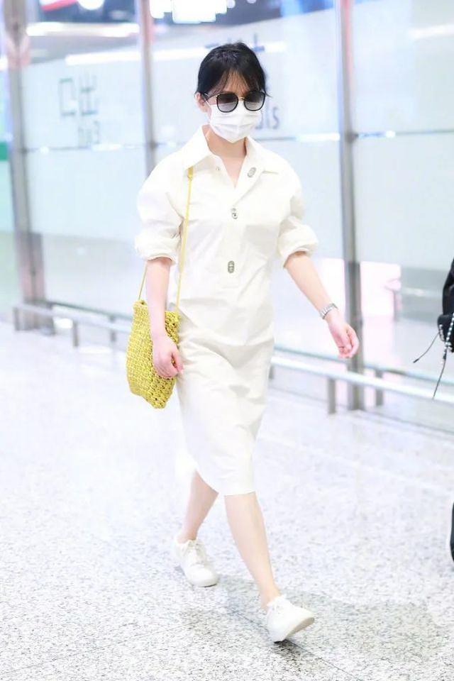 俞飛鴻現身機場，穿白色襯衫裙女神氣質滿滿，哪裡像是49歲女人？ 娛樂八卦吃瓜 第4张