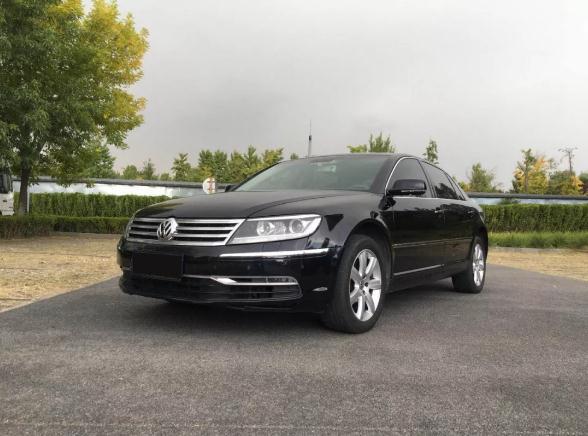 辉腾字母标志和普通大众的区别，不怕奔驰宝马就怕大众带字母