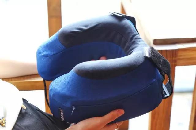 护颈枕的正确枕法，正确戴脖枕（热敷、按摩双面结合）