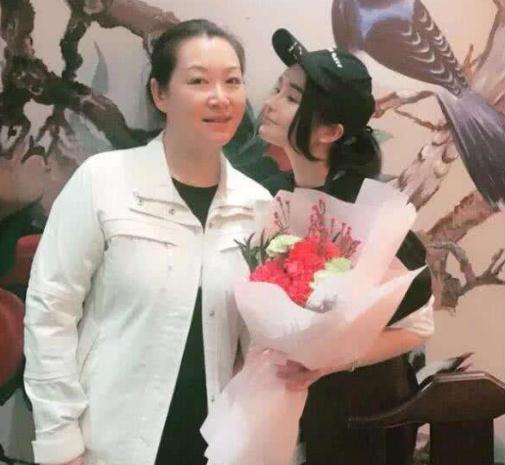 56岁赵本山全家福，他却满头白发斗鸡眼与儿子一模一样