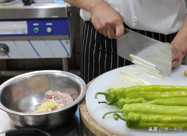 辣椒酿肉的做法，青椒酿肉的步骤（好吃下饭的尖椒酿肉几分钟就学到手）