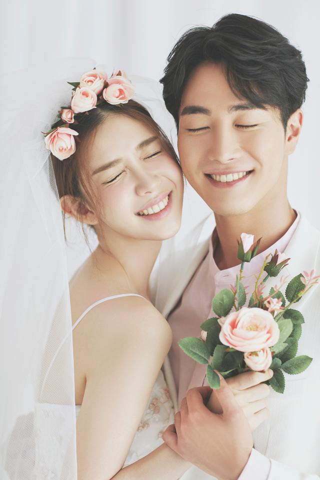 三亚拍婚纱照多少钱，最好的三亚婚纱摄影排名前十（三亚旅拍婚纱照拍摄的网红热门景点有哪些）