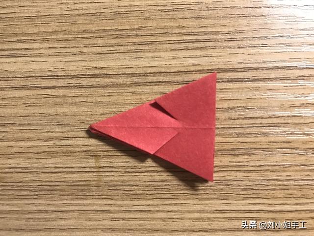 最简单的雨伞折纸方法图解，折纸教程：带爱心的小花伞