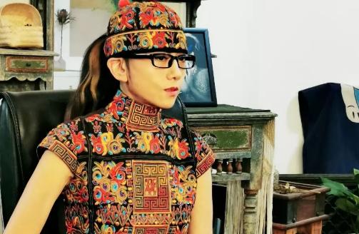 杨丽萍为什么总戴帽子，杨丽萍为什么戴帽子十年