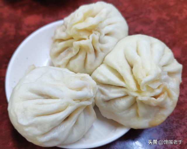一个大熟包子有几克呀，一两包子有3个明明不止50克