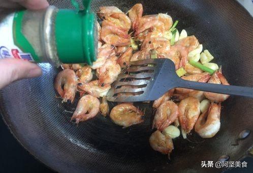 基围虾油炸吃法，味道超棒的油煎基尾虾