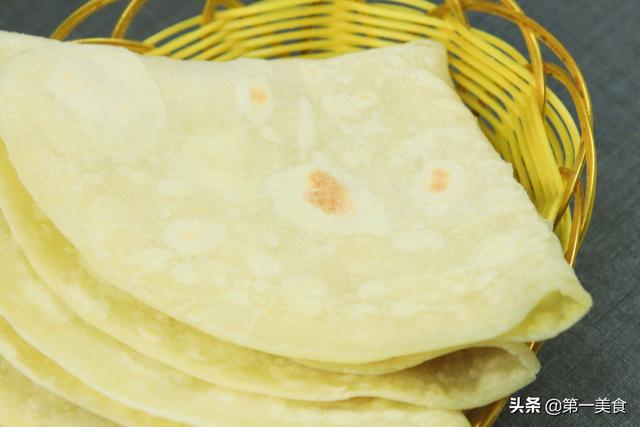河南烙馍的做法最正宗的做法，薄皮透亮口感劲道十足