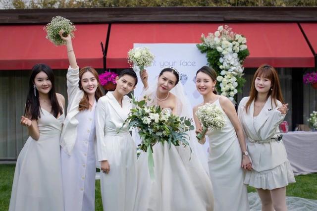 2011屆超女聚齊！喻佳麗婚禮合照惹人淚目，李斯丹妮卻未露面 娛樂八卦吃瓜 第5张