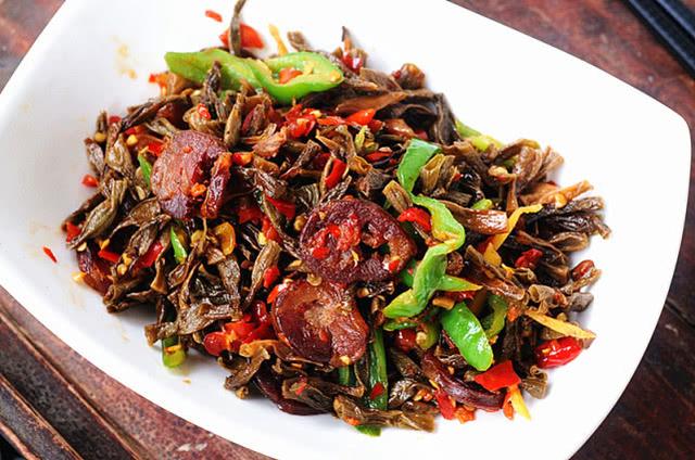 炒腊肠的家常做法，炒腊肠怎么做好吃又嫩（酒店大厨这样炒腊肠）