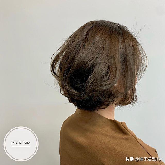 女生纹理烫发型，好看的烫头发型中长发