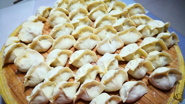 白菜饺子馅的做法，白菜馅饺子怎么做又嫩又好吃（先别放盐和料酒）