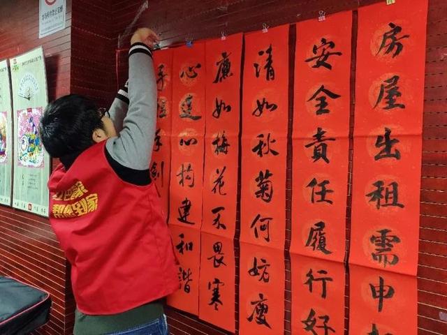 正确贴春联的方式与时间，春联的正确贴法和讲究是什么