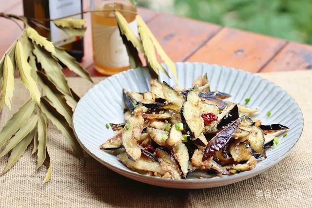 炸茄子简单酥脆好吃不吸油，炸茄子多3步外酥里嫩