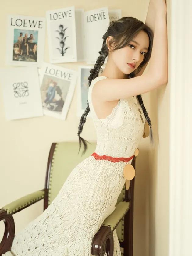 奶奶灰头发图片女，奶奶灰挂耳染发短发lisa同款