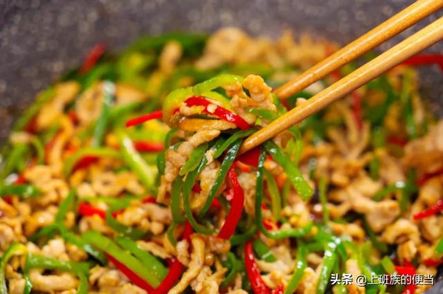 青椒肉丝怎么做，青椒肉丝怎么做法又嫩又好吃（青椒肉丝最正确的做法）