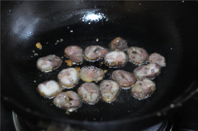 炒腊肠的家常做法，炒腊肠怎么做好吃又嫩（酒店大厨这样炒腊肠）