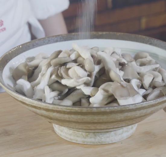 椒盐蘑菇怎么做酥脆，椒盐蘑菇怎么做酥脆不回软（万万不可用淀粉裹糊）