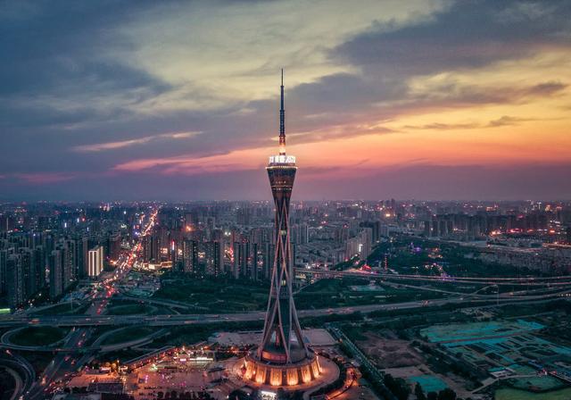 广州塔还有个孪生兄妹，广州双子塔何时建成的