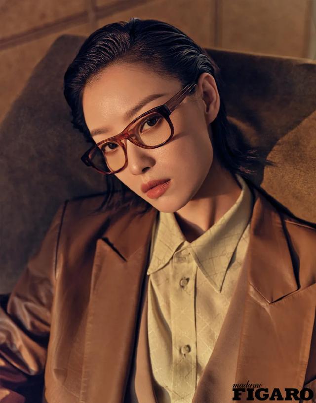 李宇春女装图片，李宇春穿搭卫衣（时尚大片红黑榜）