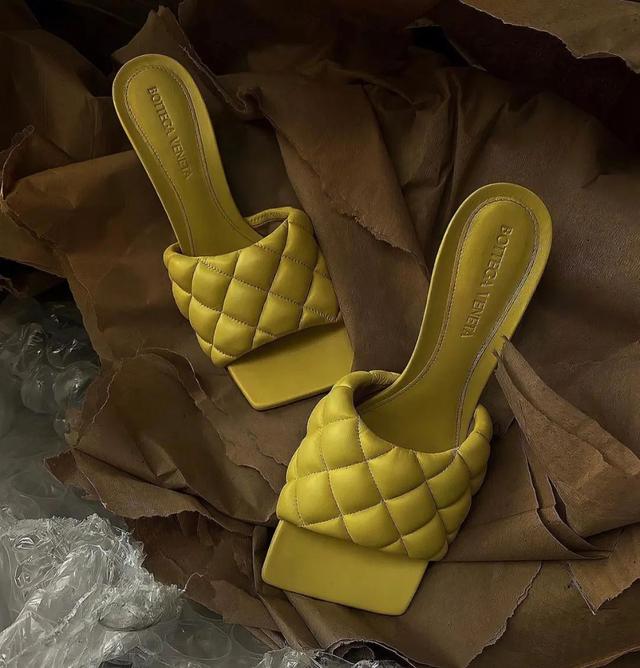 细跟的高跟鞋穿搭，今年的时髦高跟鞋都在这儿了