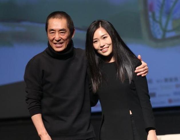 张艺谋晒全家照，张艺谋小31岁娇妻为儿庆生