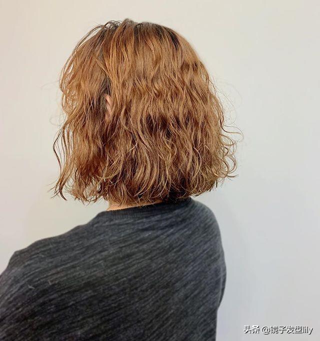 女生纹理烫发型，好看的烫头发型中长发
