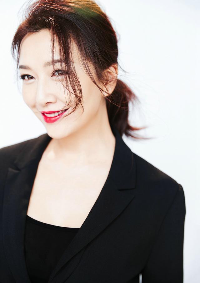 40岁江珊近照，同样51岁的徐帆和江珊