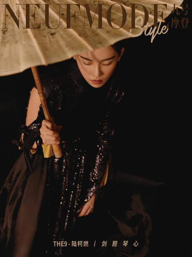 李宇春女装图片，李宇春穿搭卫衣（时尚大片红黑榜）