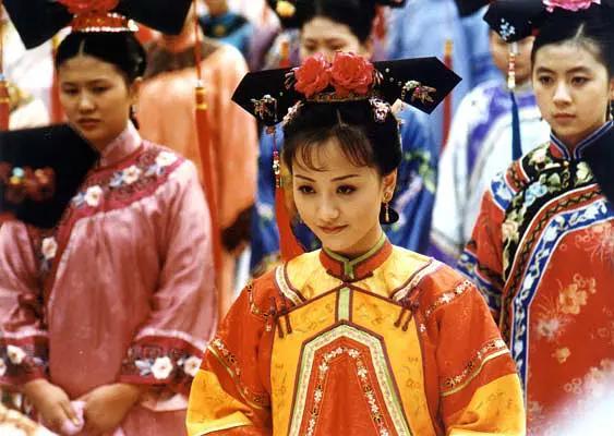 38岁杨蓉终于高调一回，穿红T配红纱裙娇艳妩媚