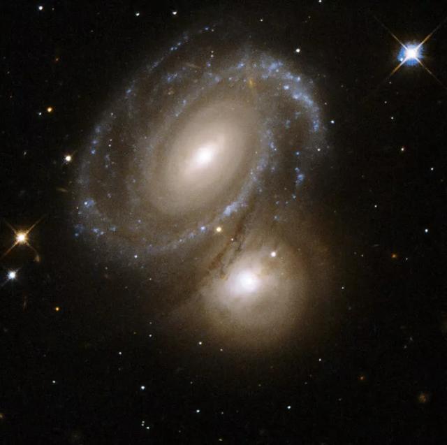 二十亿光年的孤独，二十亿光年的孤独宇宙正在倾斜