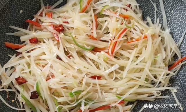 青椒土豆丝怎么炒好吃又脆嫩，饭店的土豆丝为啥炒的那么好吃