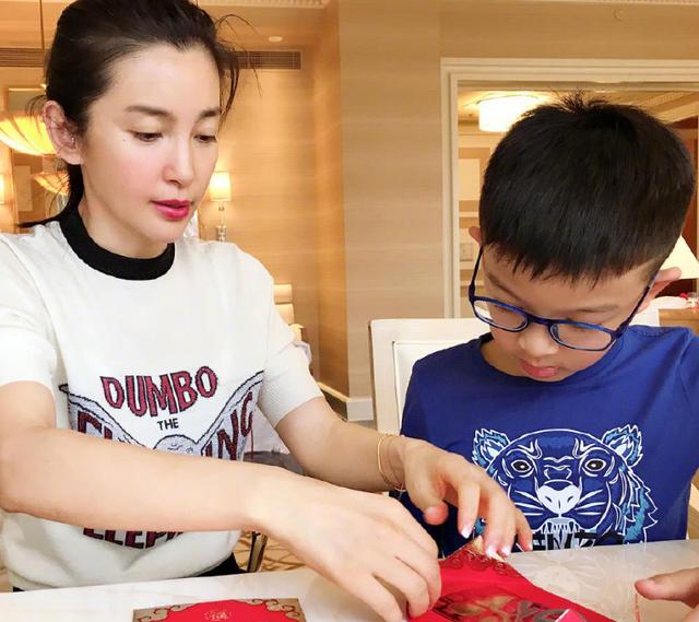 李冰冰颜值巅峰有多高，46岁李冰冰没结婚生娃却喜欢晒李雪儿女