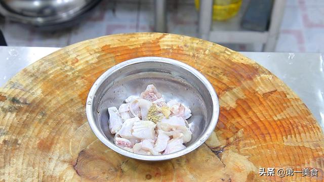 椒盐牛蛙最佳搭配，一只牛蛙炒一盘