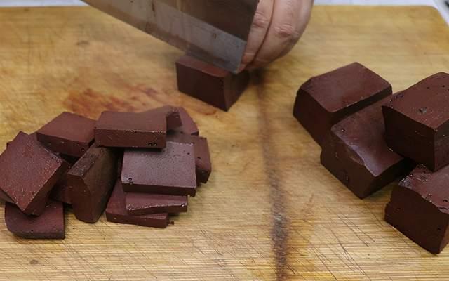 猪血怎么煮才嫩一点，教你用鲜猪血来煮猪血