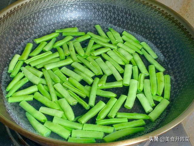 豆角怎么炒好吃又简单，如何炒豆角又好吃又好看（大厨告诉你诀窍都有啥）