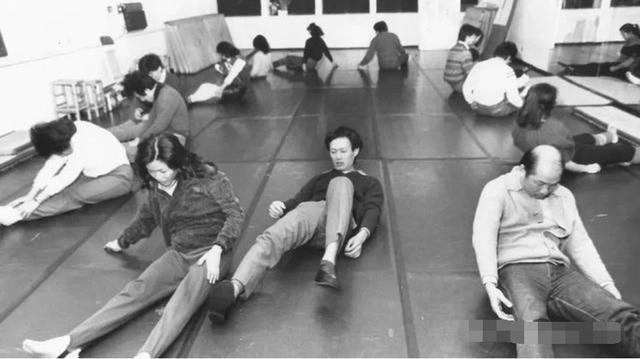 57歲娶了小25歲學生，60歲喜得龍鳳胎，如今70歲為奶粉錢瘋狂拍戲 娛樂八卦吃瓜 第5张
