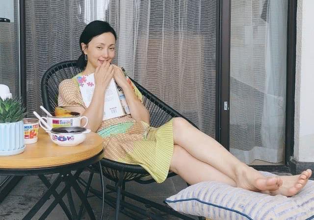 48歲陶虹少女十足！和好友三人扎雙馬尾穿格子裙，老了也不失可愛 娛樂八卦吃瓜 第6张
