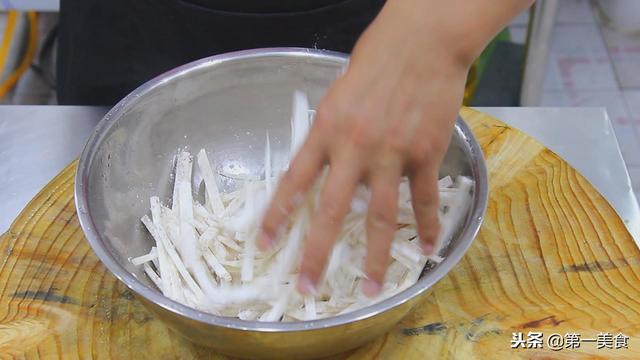 芋头椒盐怎么做，一个芋头一点椒盐