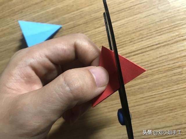 最简单的雨伞折纸方法图解，折纸教程：带爱心的小花伞