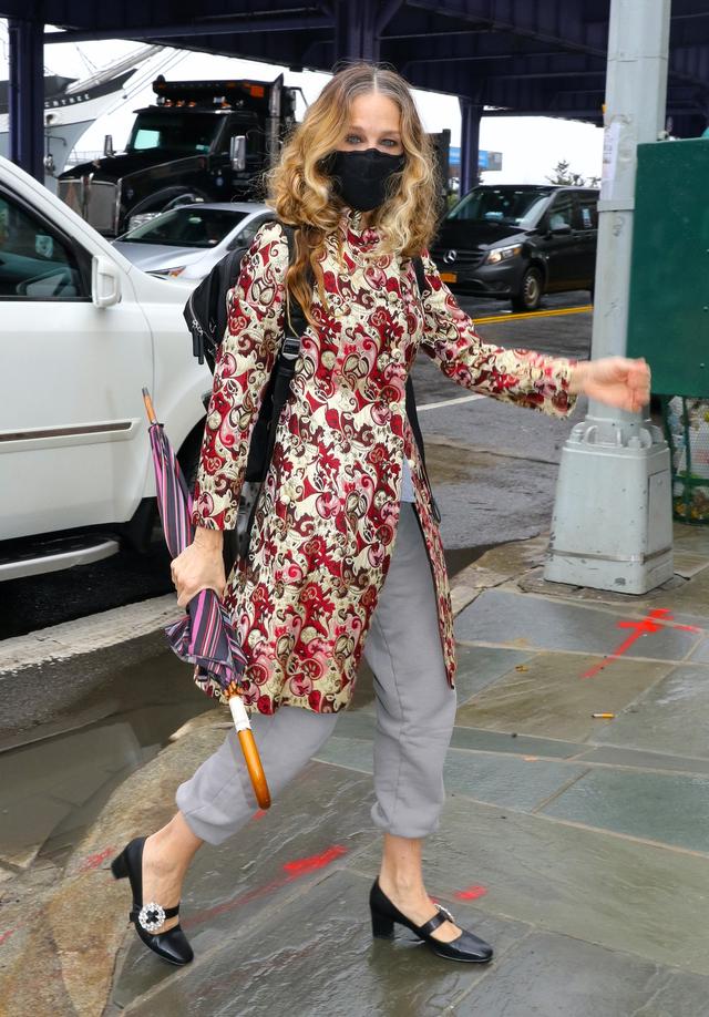 运动裤怎么搭配上衣鞋子，“运动裤”撑不起场面