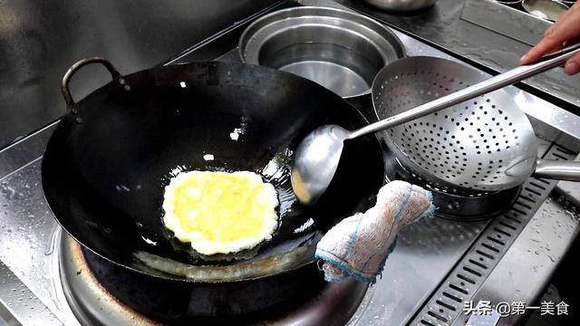 炸春卷热油炸还是冷油，春卷怎么炸又薄又脆（怪不得软塌不酥脆）