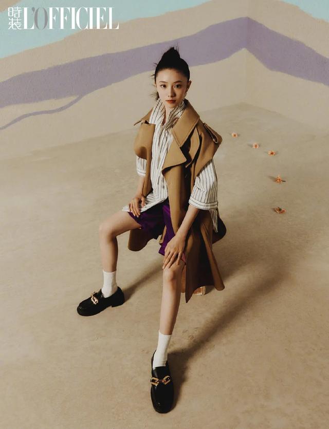 李宇春女装图片，李宇春穿搭卫衣（时尚大片红黑榜）