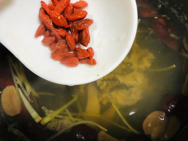 猪腰子怎么切腰花，怎么切猪腰花和做腰花汤（味道不输餐馆大厨）