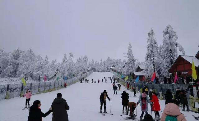 成都冬天适合滑雪的地方，气温陡降至1成都市区有雪但铺不起来