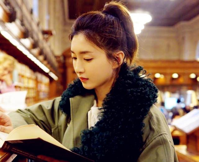 江疏影跟胡歌合照素颜，三十而已江疏影坎坷感情史