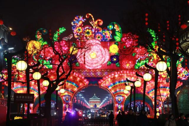 西安大雁塔灯光秀，大雁塔70周灯光秀时间（西安大雁塔北广场梦幻光影秀场面有多震撼）